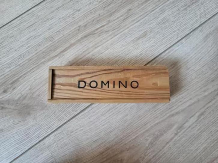 Domino – Houten steentjes, Hobby en Vrije tijd, Gezelschapsspellen | Bordspellen, Zo goed als nieuw, Een of twee spelers, Drie of vier spelers