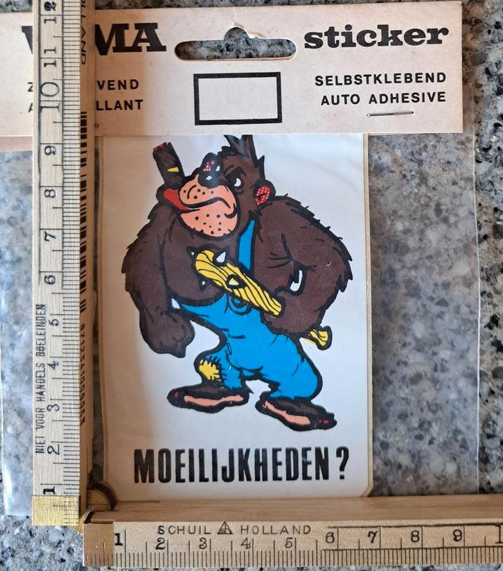 Vintage sticker Vama strip moeilijkheden blauwe overall aap, Verzamelen, Stickers, Zo goed als nieuw, Overige typen, Ophalen of Verzenden