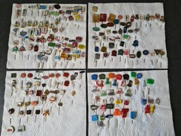 collectie speldjes uit de 60-er jaren beschikbaar voor biedingen