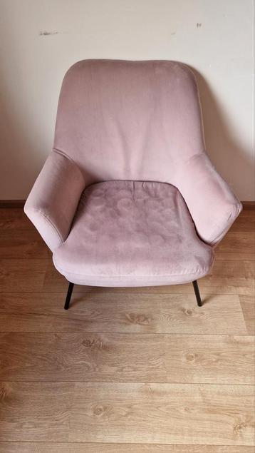 Roze fauteuil beschikbaar voor biedingen