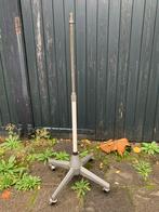 Industrieel, verstelbaar en verrijdbare ‘standaard’, Huis en Inrichting, Lampen | Overige, Ophalen, Gebruikt, Industrieel