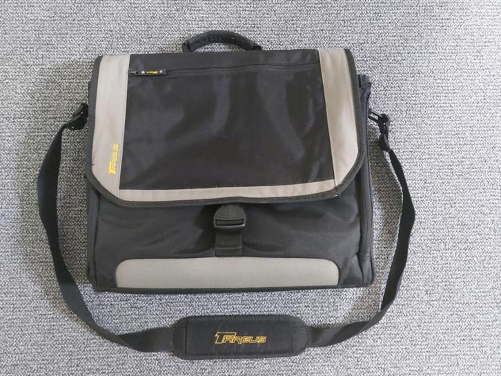 Nieuwe zwarte Laptoptas van het merk Targus met schouderriem, Computers en Software, Laptoptassen, Nieuw, Schoudertas, 17 inch of meer