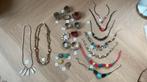 24 st zeer mooie ongedragen sieraden showroom jaren 50-60, Sieraden, Tassen en Uiterlijk, Antieke sieraden, Ophalen of Verzenden