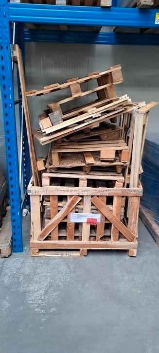 Twee grote kratten met brandhout. beschikbaar voor biedingen