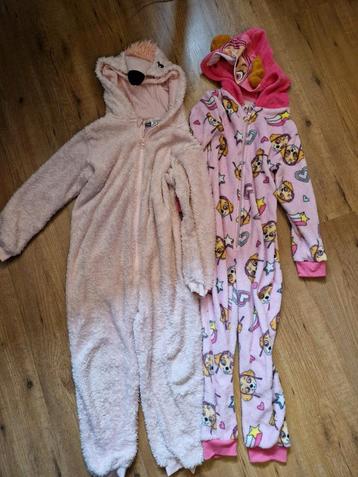 2 onesies. Flamingo en paw patrol maat 122-128 beschikbaar voor biedingen