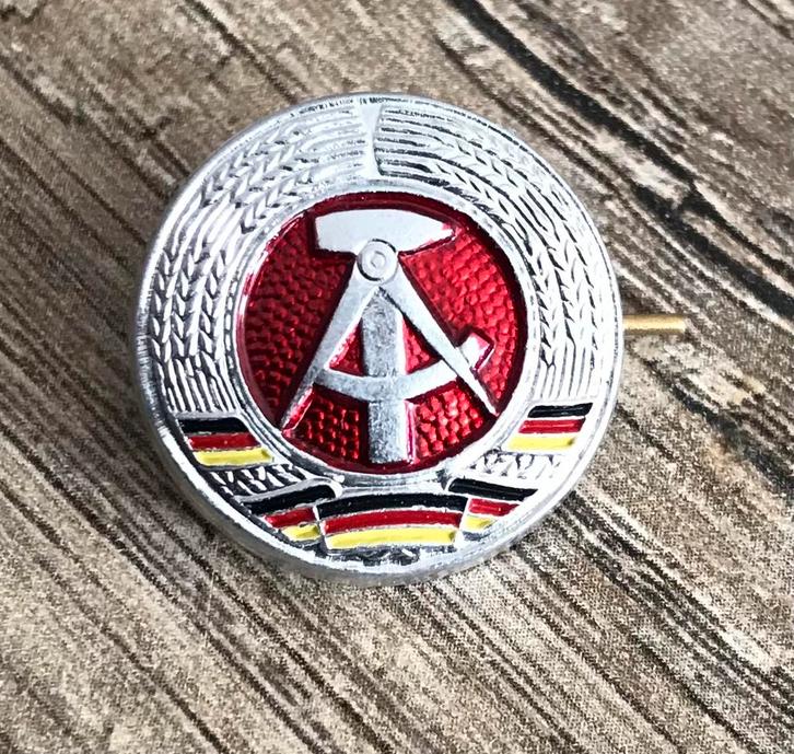 DDR Speldje - Oost Duitsland, Verzamelen, Militaria | Algemeen, Landmacht, Embleem of Badge, Ophalen of Verzenden