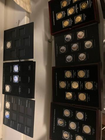 Penningen verzilverd, certificaten, opbergmappen beschikbaar voor biedingen