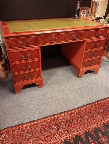 Bureau van Taxus in Nieuwstaat met Lederen Blad beschikbaar voor biedingen