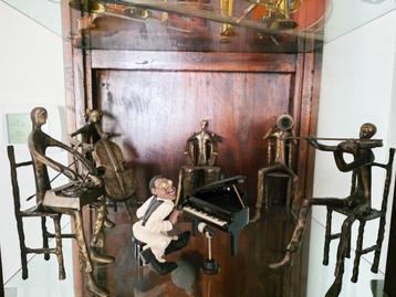 Diverse decoratieve muziekinstrumenten en muziekkunst beschikbaar voor biedingen