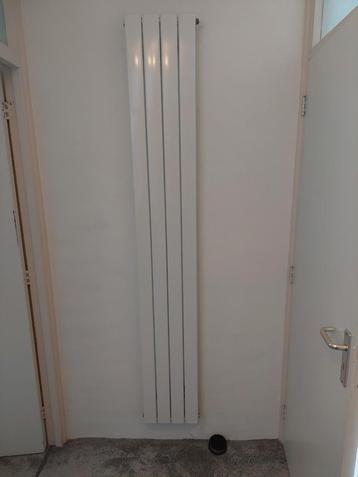 Hele nette designradiator 2.00 x 0.30 met onderblok beschikbaar voor biedingen