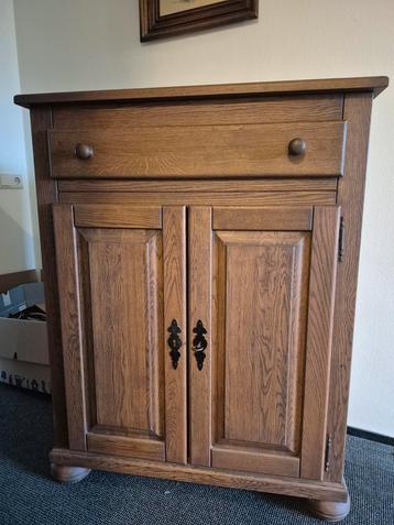 Eiken Meidenkast in Goede Staat beschikbaar voor biedingen