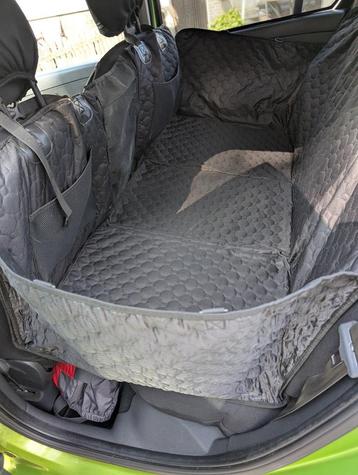 Luxe hondendeken met harde bodem voor in de auto beschikbaar voor biedingen