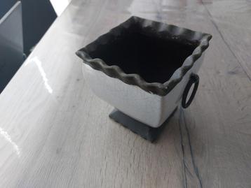 Vintage bloempot beschikbaar voor biedingen