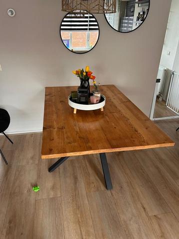 Stoere Eettafel met Stalen Poten beschikbaar voor biedingen