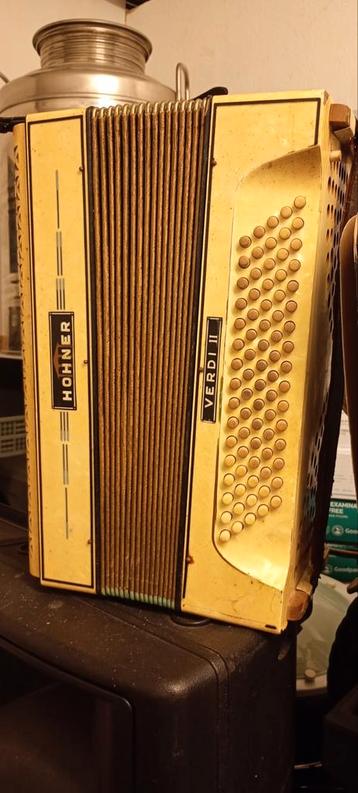 Accordeon antiek stuk werkend.  beschikbaar voor biedingen