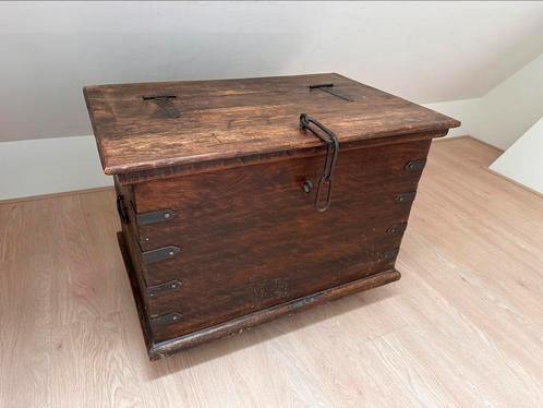 Authentieke houten opbergkist met ijzeren details – robuust, Huis en Inrichting, Woonaccessoires | Kisten, Zo goed als nieuw, 50 tot 75 cm