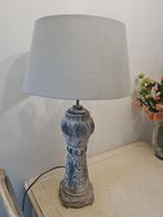 Grote houten lampenvoet met lichte groen/grijze kap