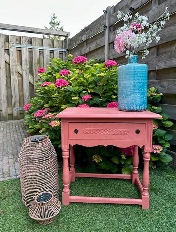 Vintage bijzettafel met sierlade. Verf: Miss Pampadour beschikbaar voor biedingen