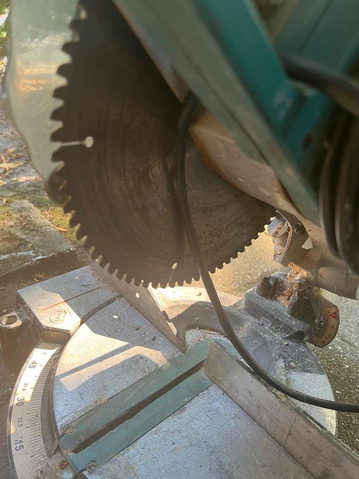 Makita MLS100 Afkortzaag, Doe-het-zelf en Verbouw, Gereedschap | Zaagmachines, Gebruikt, Afkortzaag, 600 tot 1200 watt, 30 tot 70 mm