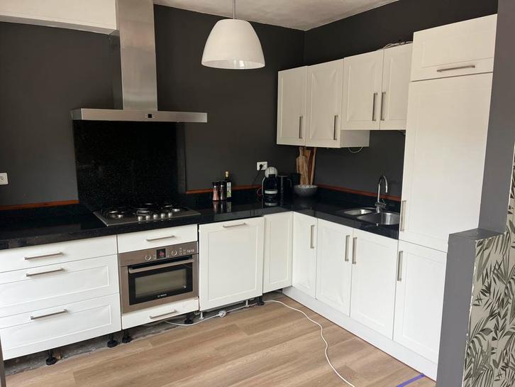 Keuken met bosch apparatuur, Huis en Inrichting, Keuken | Complete keukens, Gebruikt, Hoekkeuken, Wit, Composiet, Ophalen of Verzenden