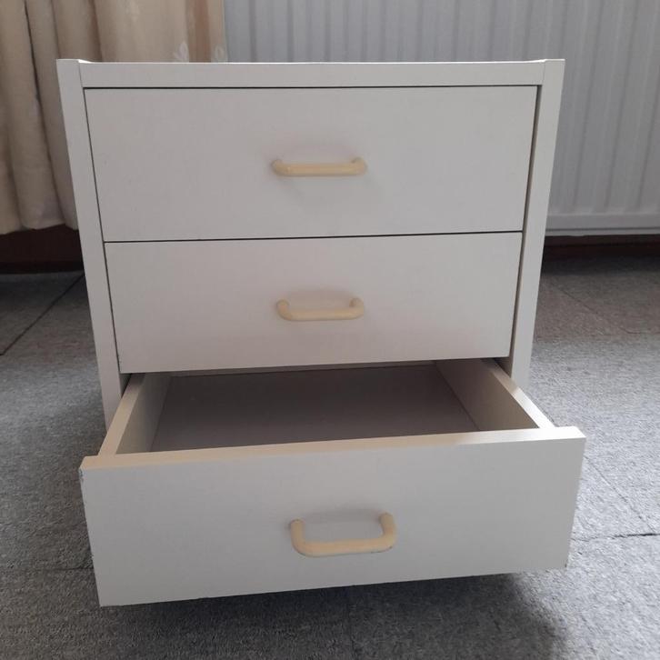 Nacht-/bed kastje, wit voorzien van 3- laden, Huis en Inrichting, Slaapkamer | Nachtkastjes, Zo goed als nieuw, Minder dan 55 cm