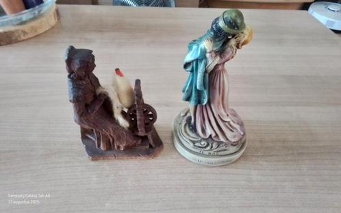 Vrouw achter spinnewiel (hout) Romio en Julia (albast ), Antiek en Kunst, Curiosa en Brocante, Ophalen of Verzenden