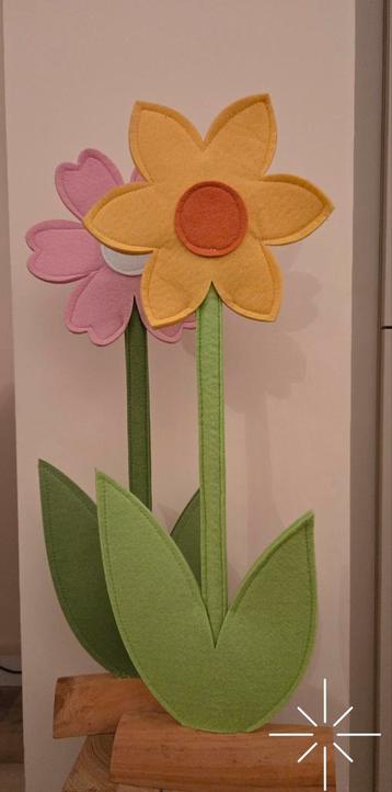 Vilten Bloemendecoratie – op Houten Voet beschikbaar voor biedingen