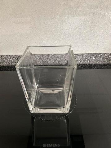 Glazen kwaliteits vaas. Dik glas. 16,5x14x14 cm. Als nieuw. beschikbaar voor biedingen