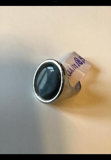 Diep grijze, grote ovale ring. ong maat 18 3/4 zilverkleurig beschikbaar voor biedingen