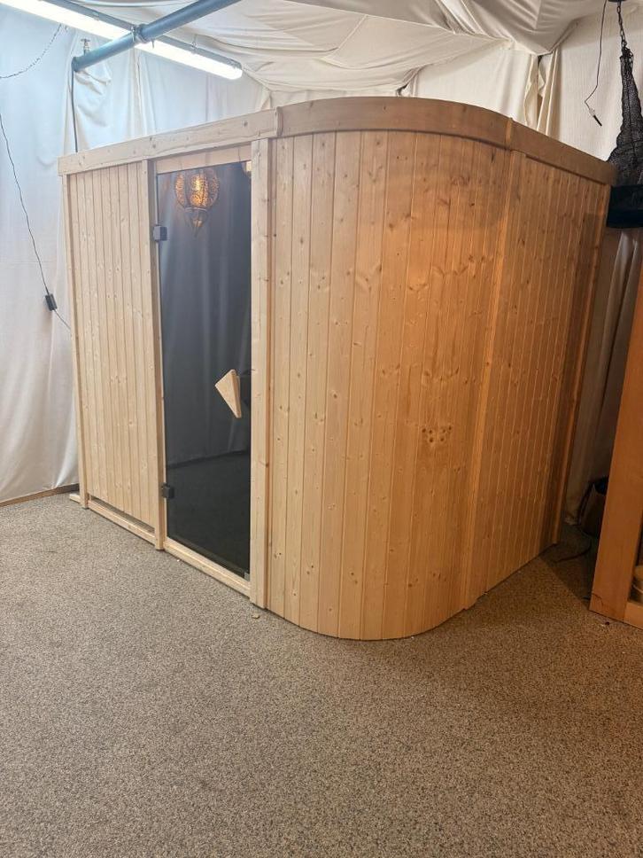 Karibu | Titania 4 Sauna - SHOWROOMMODEL, Sport en Fitness, Sauna, Zo goed als nieuw, Complete sauna, Fins of Traditioneel, Ophalen
