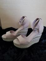 Elegante damesschoen met sleehak., Ophalen of Verzenden, Zo goed als nieuw, Beige