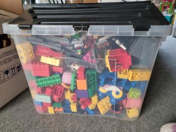 Grote Bak Lego Duplo met Trein en Rails beschikbaar voor biedingen