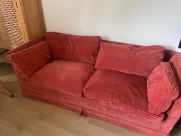 Comfortabele en nette rode bank beschikbaar voor biedingen