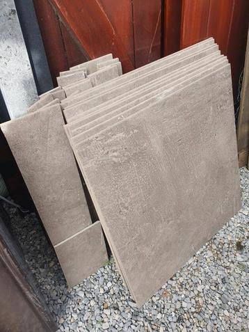 Nieuwe taupe vloertegels 10 stuks over 60x60 met plinten beschikbaar voor biedingen