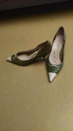 Groene pumps met witte neus - Gedragen maat 38/39, Kleding | Dames, Schoenen, Ophalen, Gedragen, Groen, Pumps