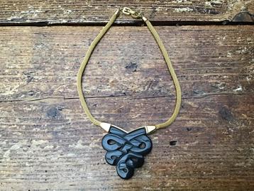 Vintage Givenchy ketting. Goud met zwart Lucite. Gemerkt. beschikbaar voor biedingen