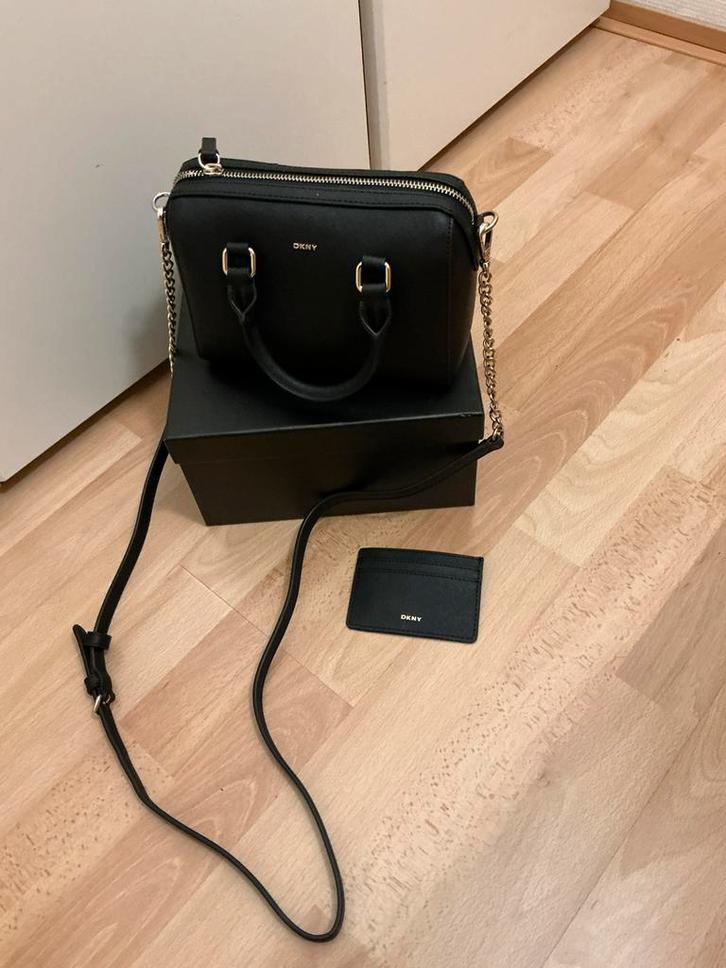 Merk:DKNY Hand/Schoudertasje kleur zwart, Sieraden, Tassen en Uiterlijk, Tassen | Damestassen, Nieuw, Schoudertasje, Zwart, Ophalen of Verzenden