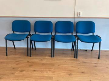 Vergader stoelen blauw beschikbaar voor biedingen