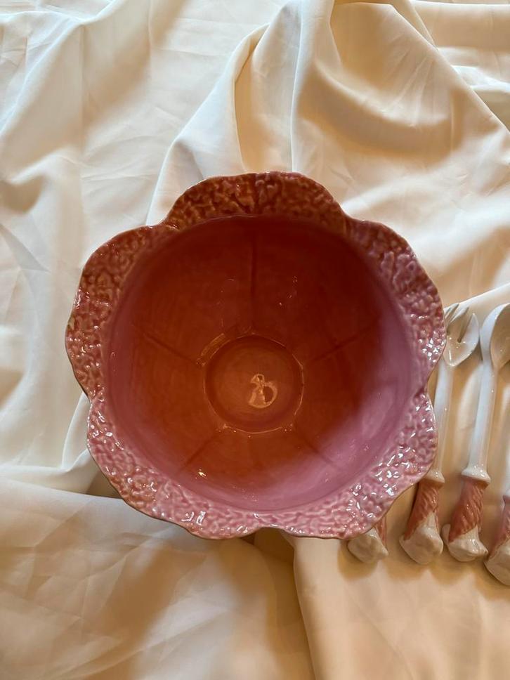 Bordallo Pinheiro Roze Schaal - Bloemvorm, Huis en Inrichting, Keuken | Servies, Nieuw, Schaal of Schalen, Overige stijlen, Keramiek