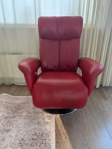 Rode leren relax fauteuil, geschikt voor lange mensen beschikbaar voor biedingen