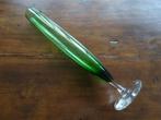 Lange groenglazen steelvaas, vaasje groen glas witte voet, Ophalen of Verzenden