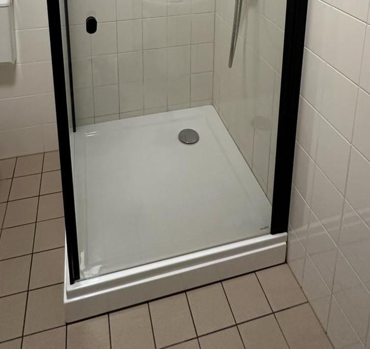 Opbouw douchebak 14/15 cm z.g.a.n. 2 jaar oud met afvoer etc, Huis en Inrichting, Badkamer | Complete badkamers, Zo goed als nieuw