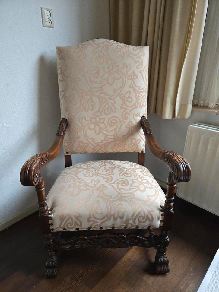 Prachtige stoel met klauwpoten, leuningen en hoge zitting., Antiek en Kunst, Antiek | Meubels | Stoelen en Banken, Ophalen