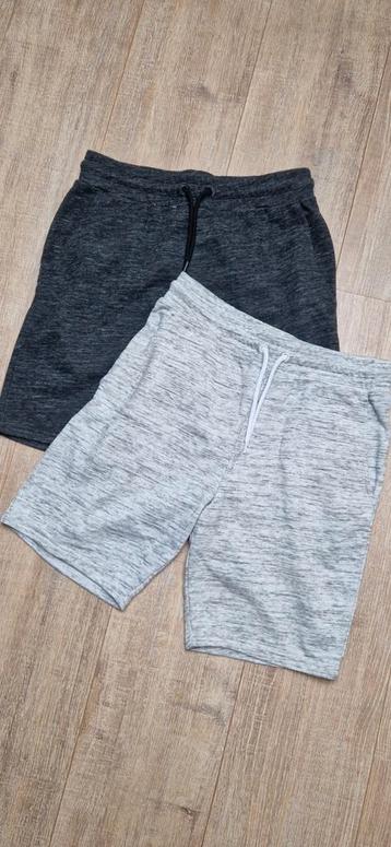 2 korte joggingbroeken maat 164  beschikbaar voor biedingen