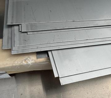 nieuwe RVS 304 205cm x 48cm x 1,5 mm en 150cm x 91cm 1,5 mm beschikbaar voor biedingen