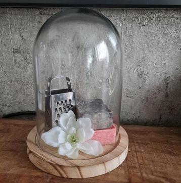 Decoratieve stolp met zeep en rasp beschikbaar voor biedingen