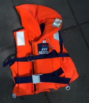 Besto reddings vest maat 30 tot 40 kg beschikbaar voor biedingen