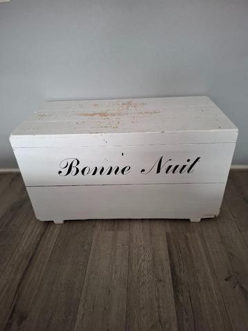 Witte   brocante kist ( dekenkist ) uit Frankrijk beschikbaar voor biedingen