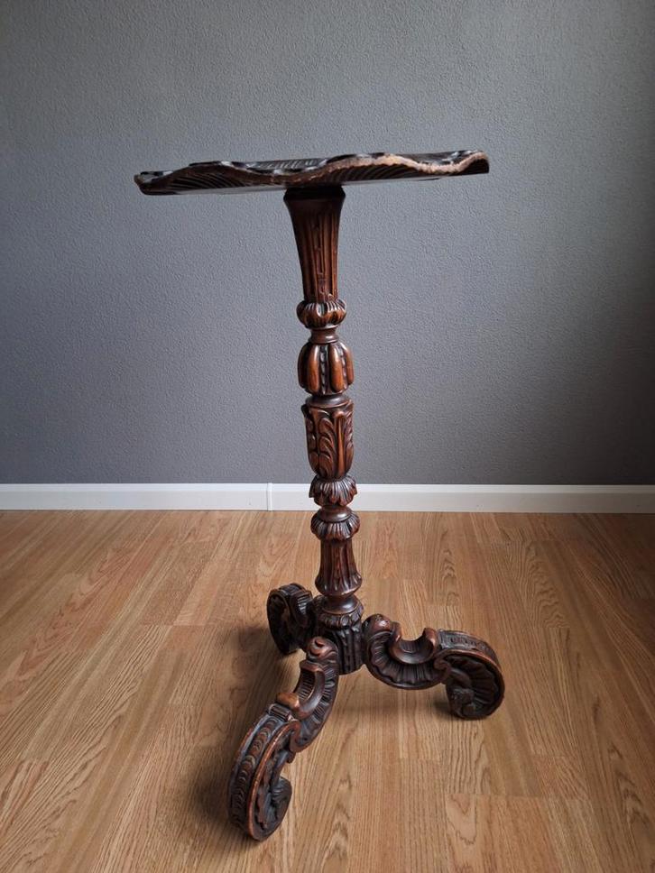 Antieke bijzettafel met houtsnijwerk, Antiek en Kunst, Antiek | Meubels | Tafels, Ophalen