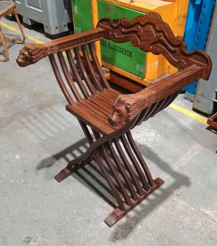 Dagobert stoel hout -  houtsnijwerk op leuning en armleuning, Antiek en Kunst, Antiek | Meubels | Stoelen en Banken, Ophalen